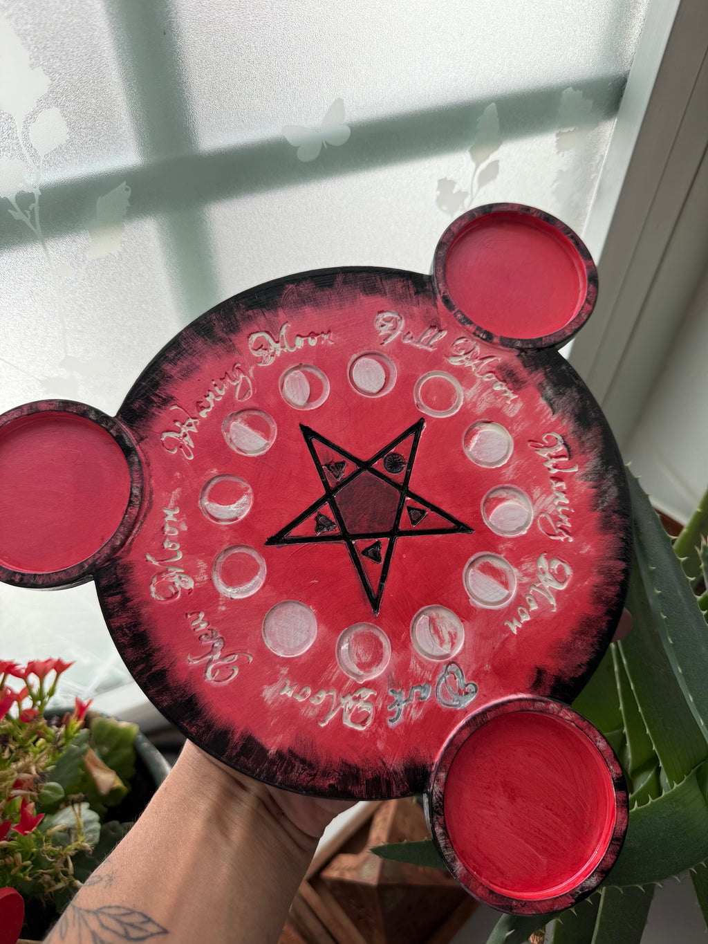 Bandeja con fases lunares y pentáculo – Soporte para 3 velas