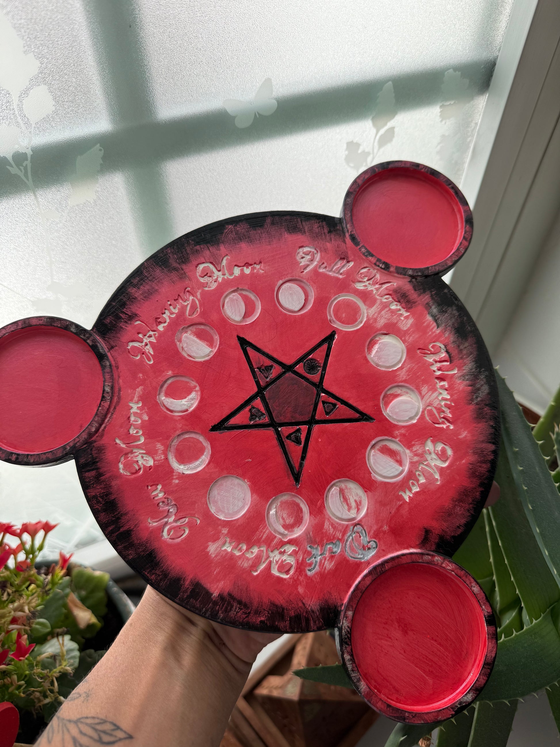 Bandeja con fases lunares y pentáculo – Soporte para 3 velas