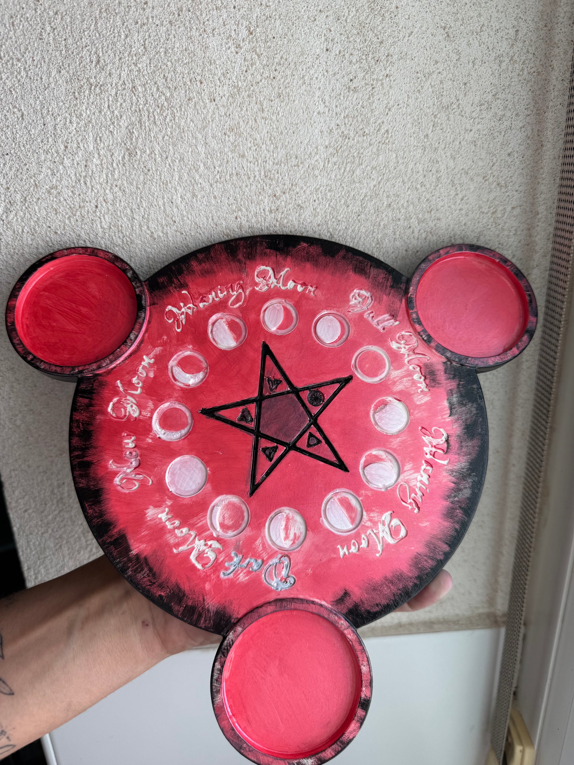 Bandeja con fases lunares y pentáculo – Soporte para 3 velas