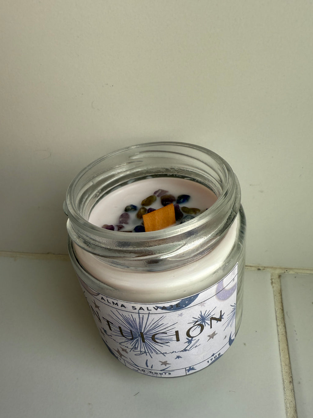 Vela “Intuición” con minerales
