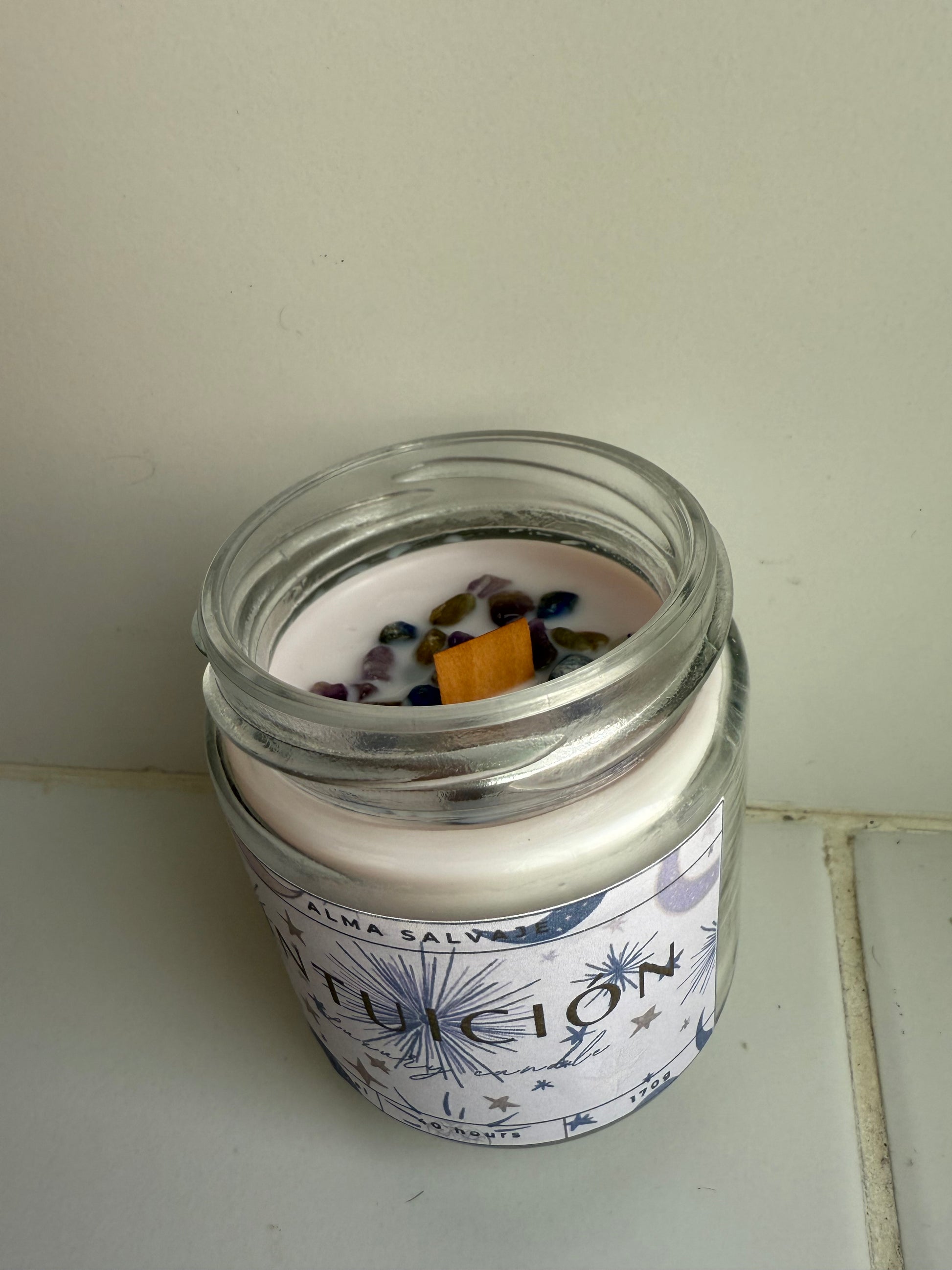 Vela “Intuición” con minerales