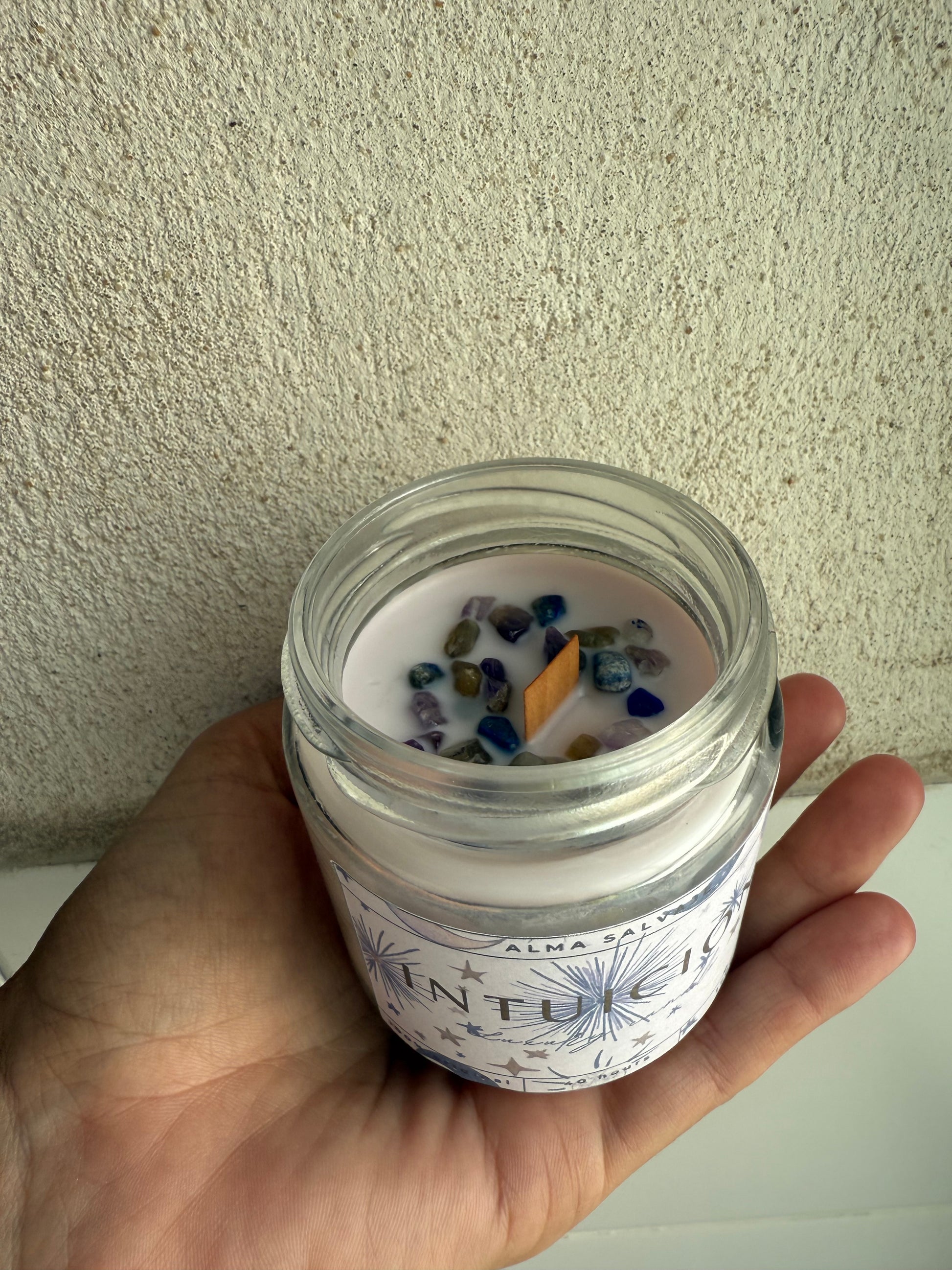 Vela “Intuición” con minerales