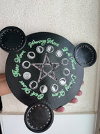 Bandeja con fases lunares y pentáculo – Soporte para 3 velas