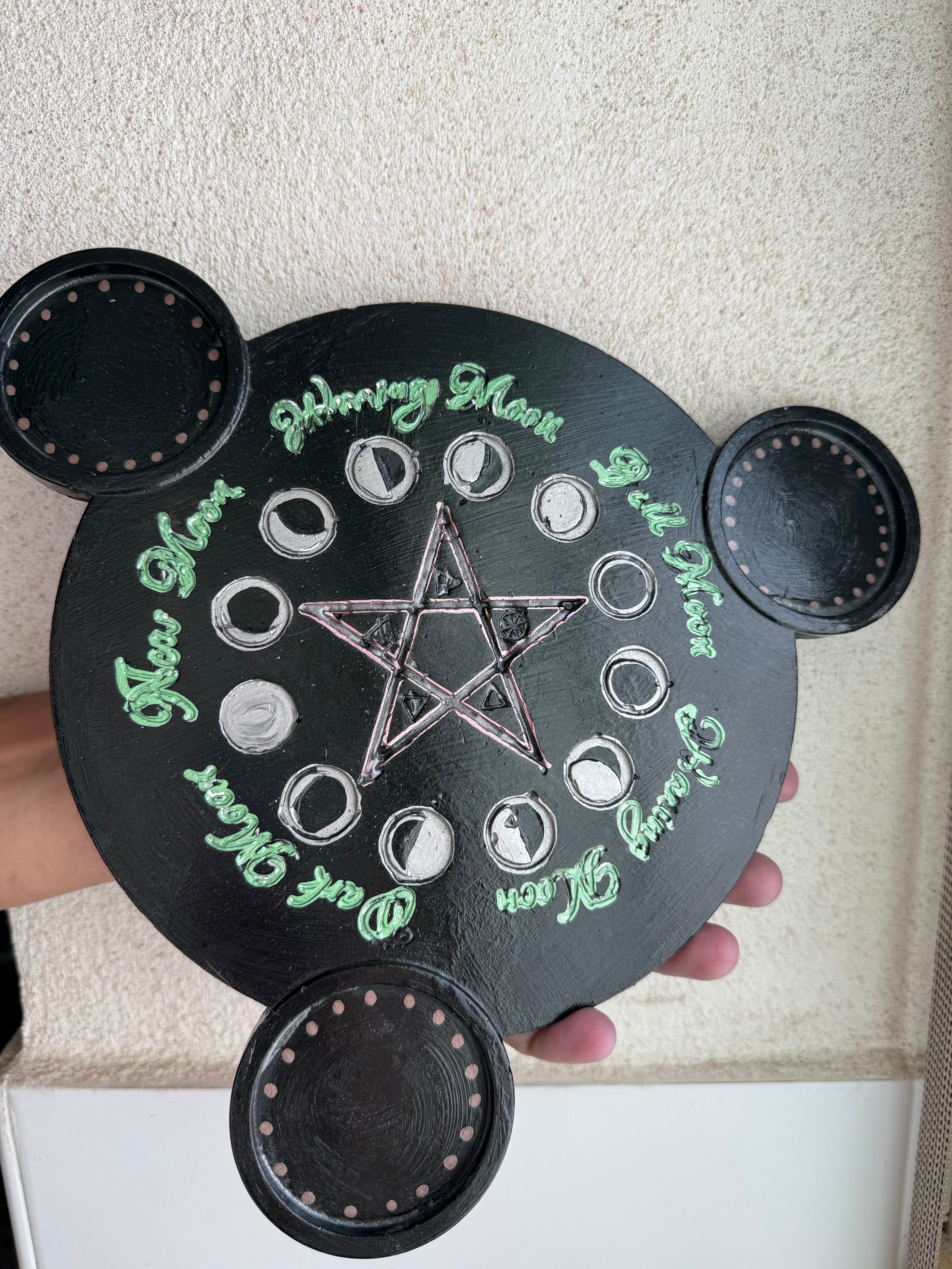 Bandeja con fases lunares y pentáculo – Soporte para 3 velas