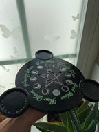 Bandeja con fases lunares y pentáculo – Soporte para 3 velas