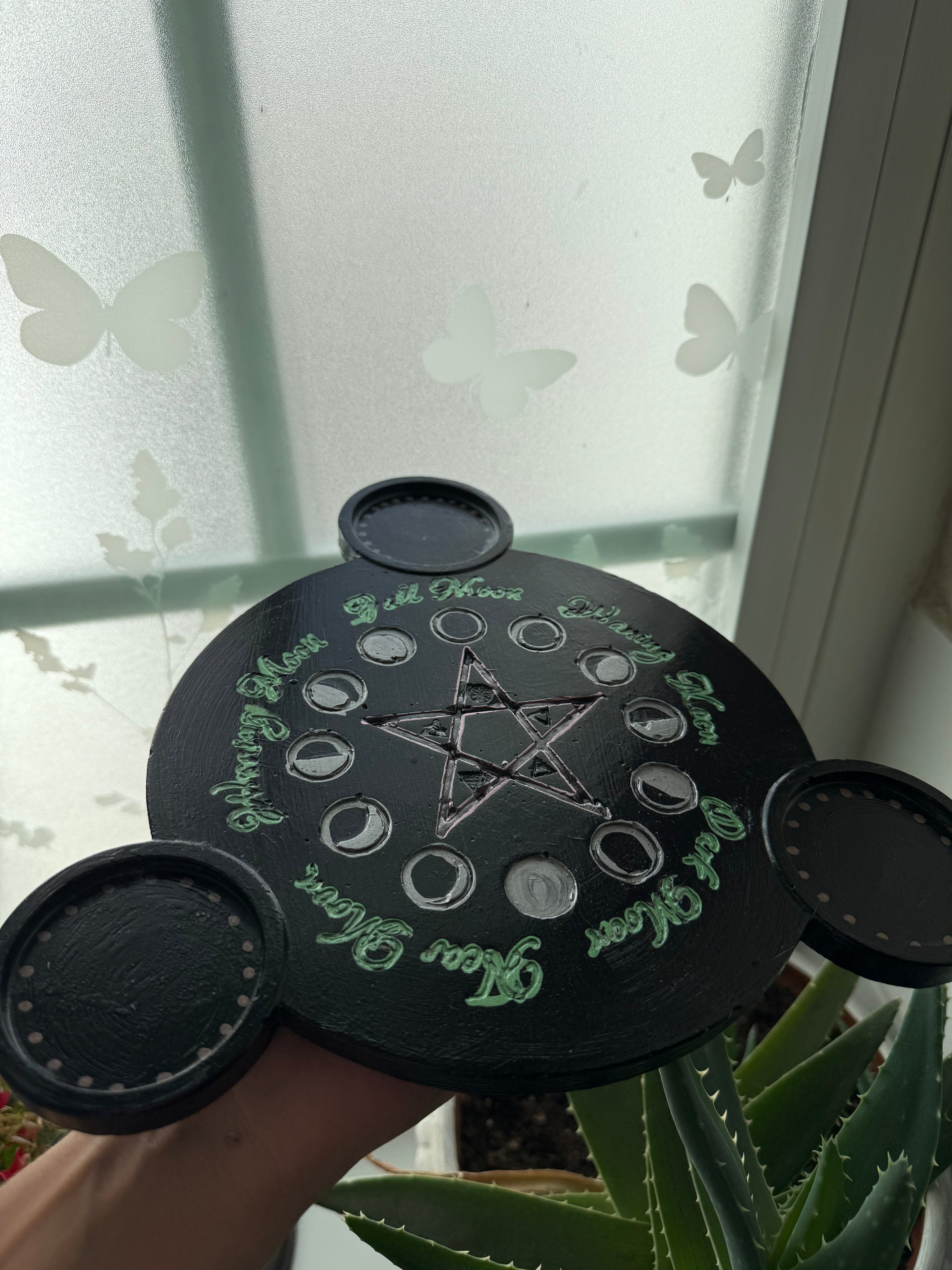 Bandeja con fases lunares y pentáculo – Soporte para 3 velas