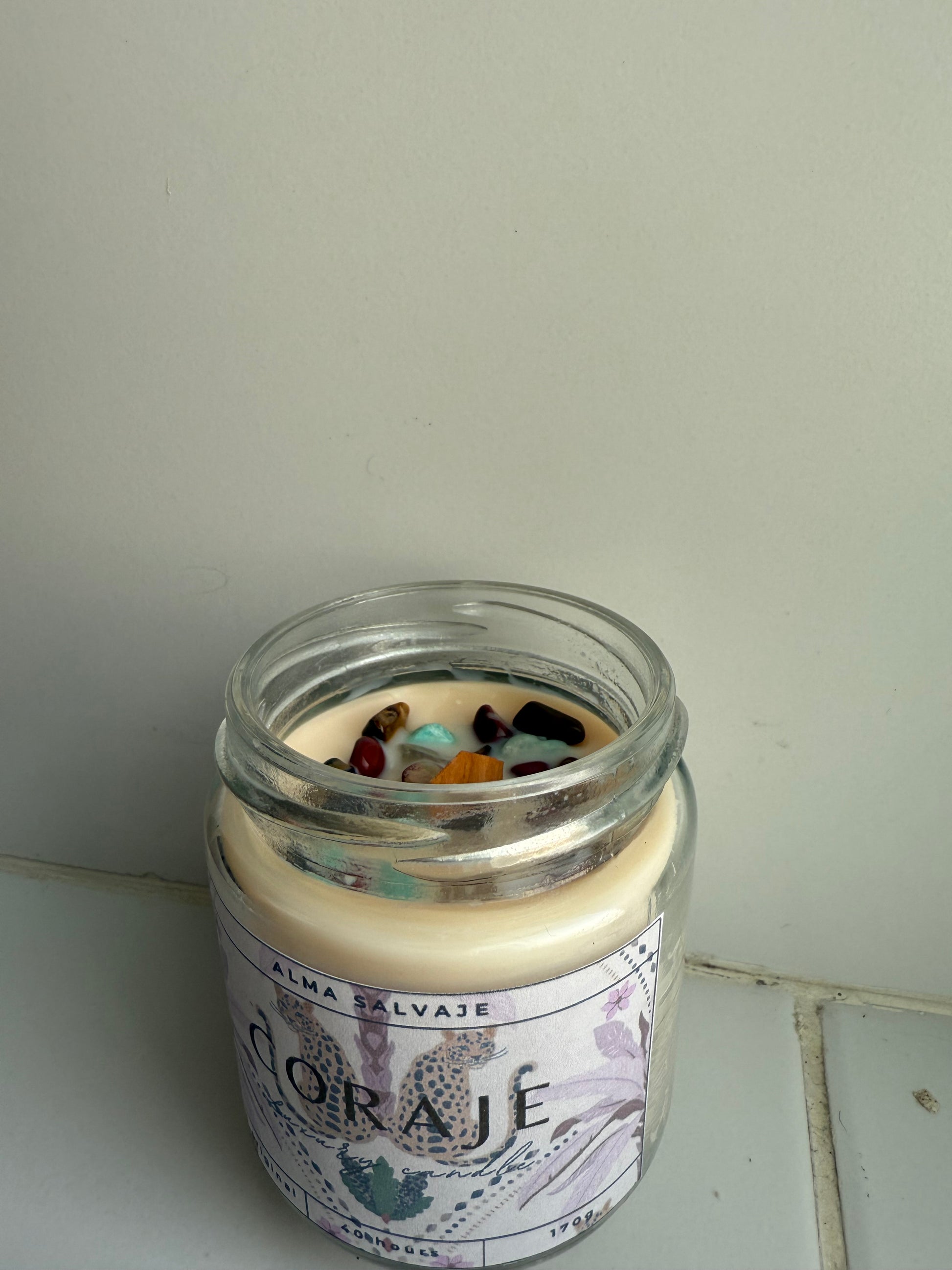 Vela “Coraje” con minerales