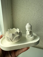 Conjunto decorativo de bandeja + porta velas de flor de loto + buda ✨