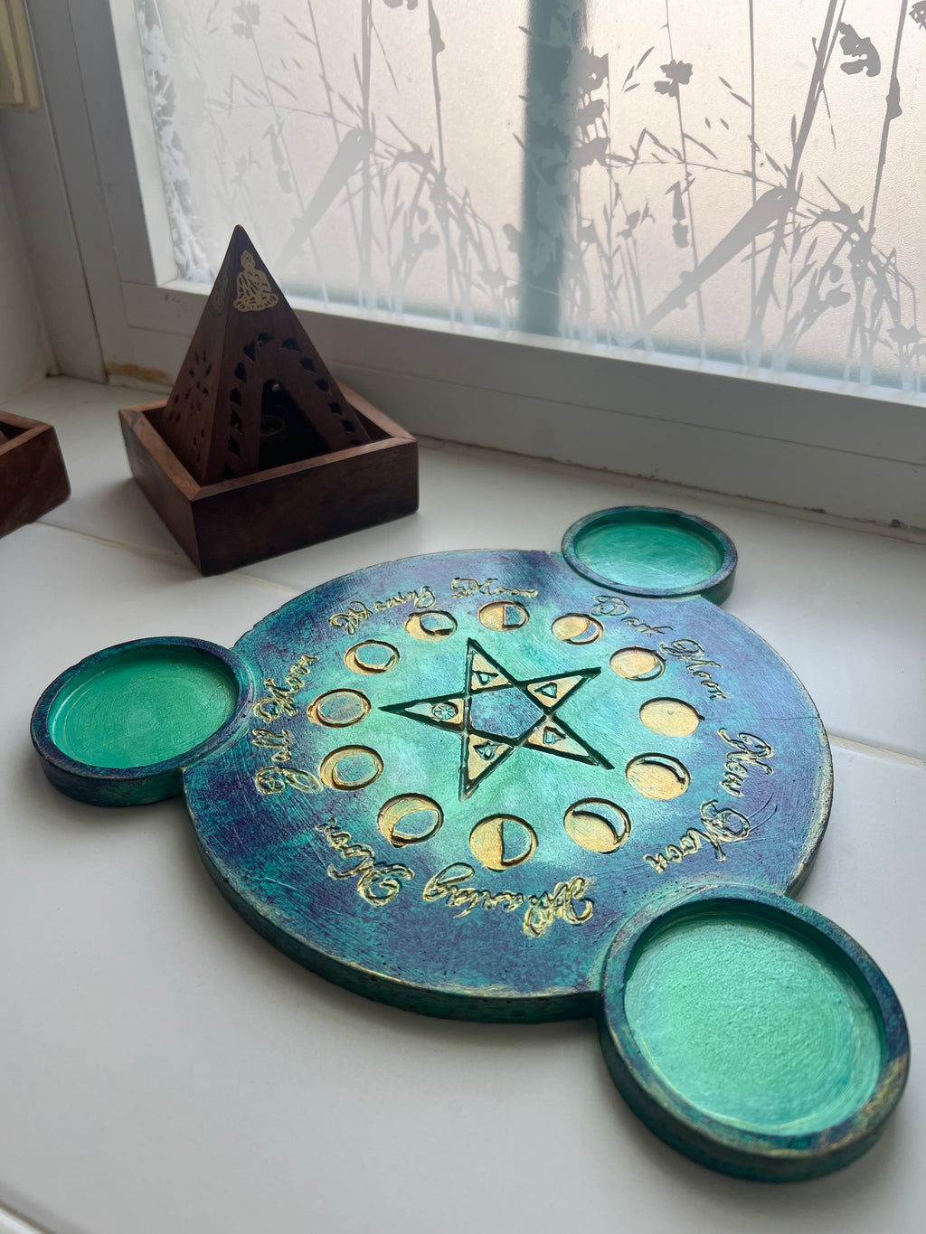 Bandeja con fases lunares y pentáculo – Soporte para 3 velas