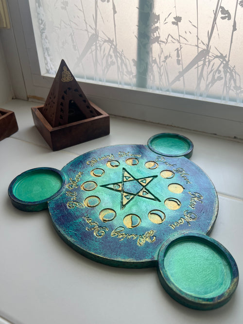 Bandeja con fases lunares y pentáculo – Soporte para 3 velas