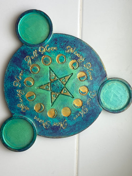 Bandeja con fases lunares y pentáculo – Soporte para 3 velas