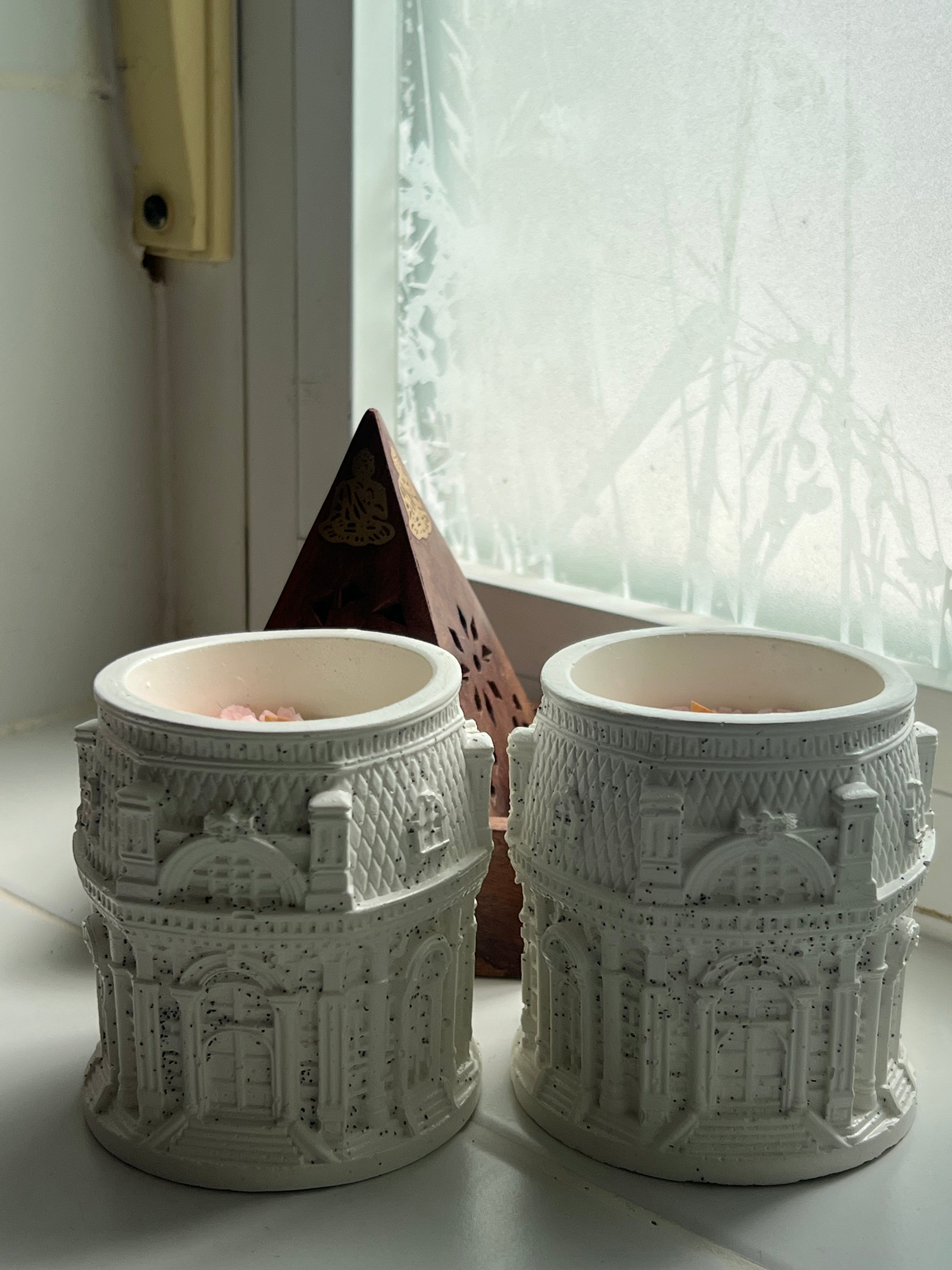 Vela renacentista con motivos florales.