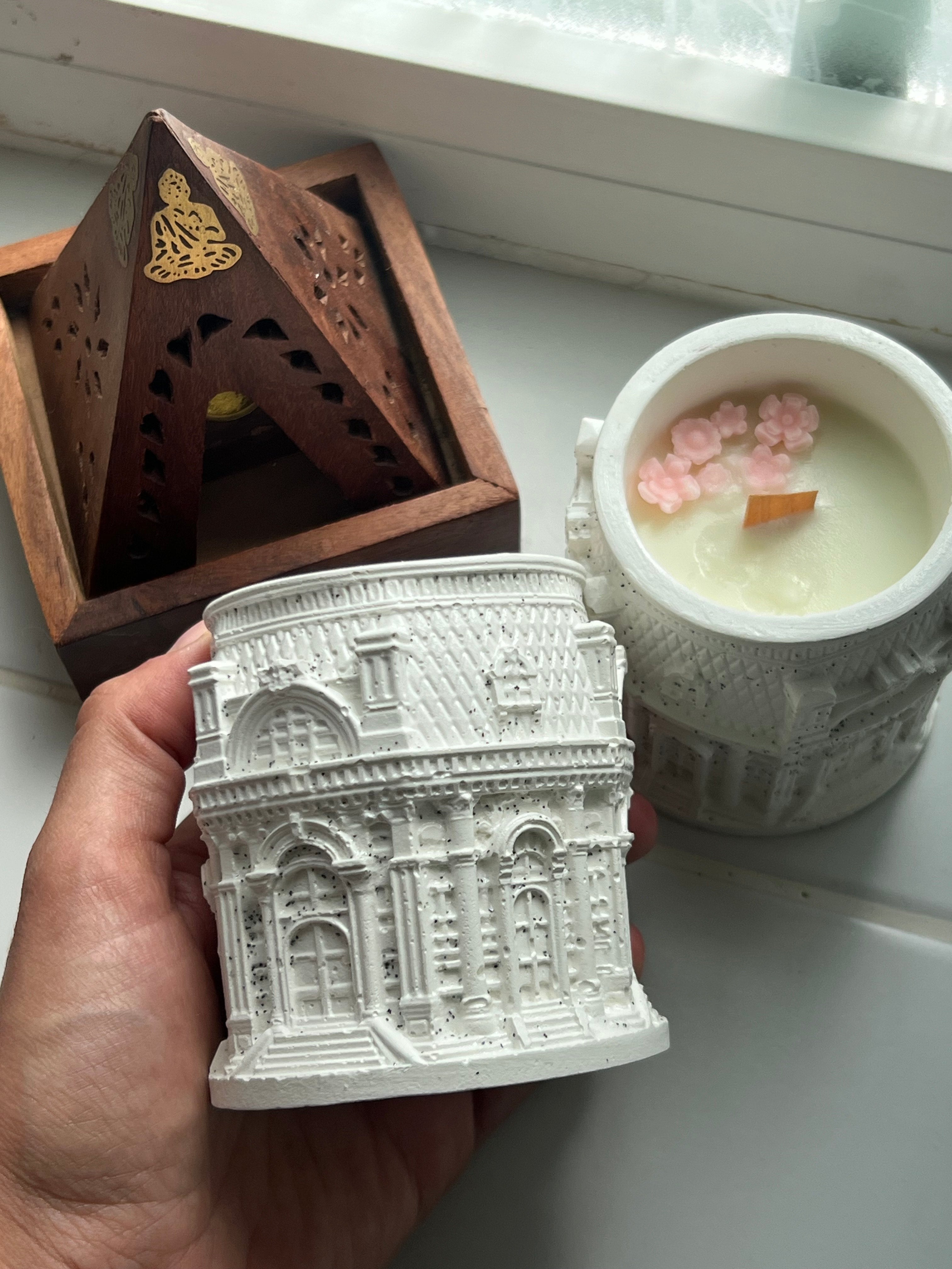 Vela renacentista con motivos florales.